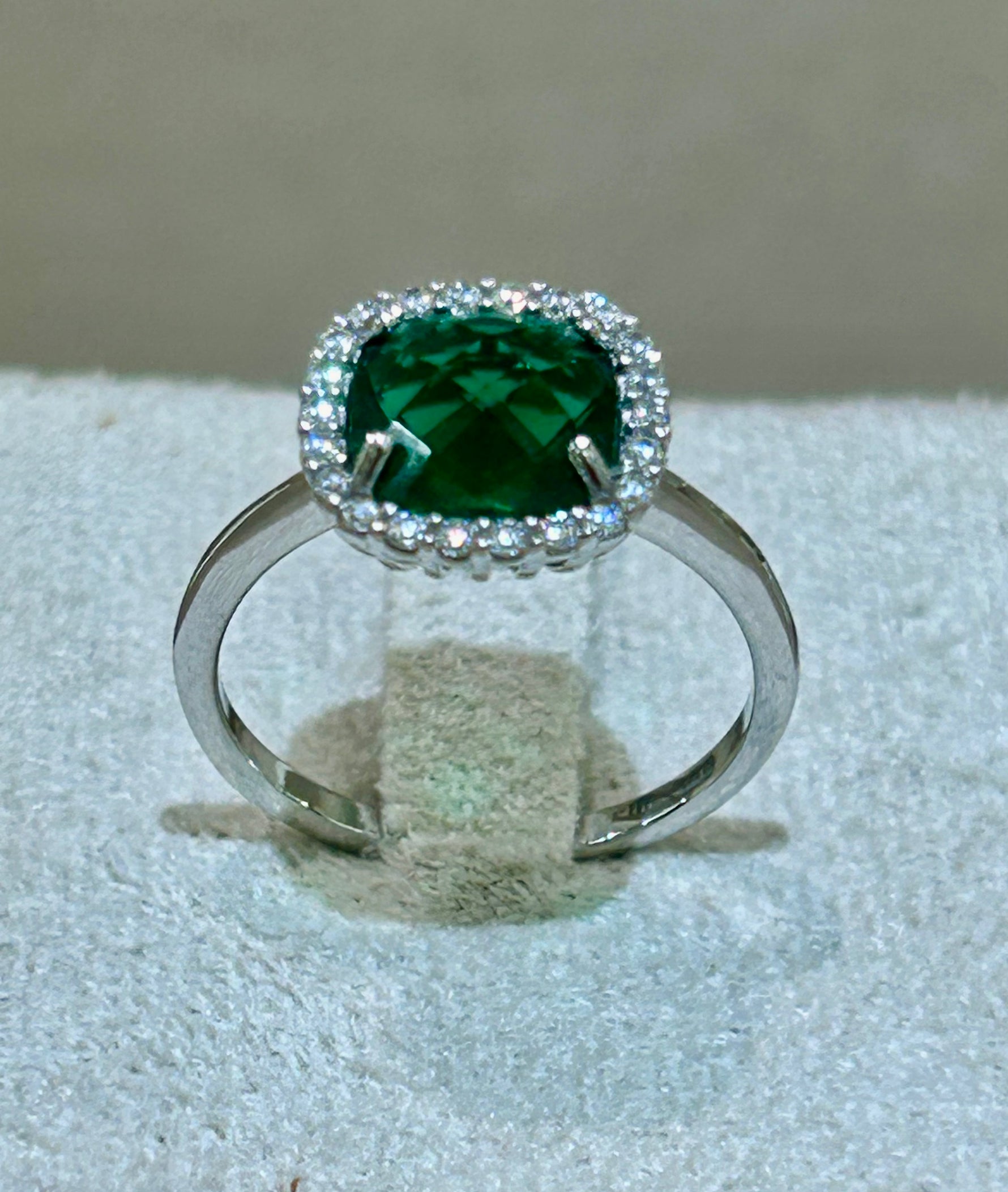 Anello in oro bianco 18kt con zaffiri bianchi e peridoto