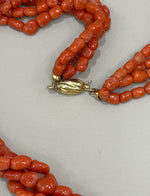 Collana torchon in corallo e cameo su base in argento dorata