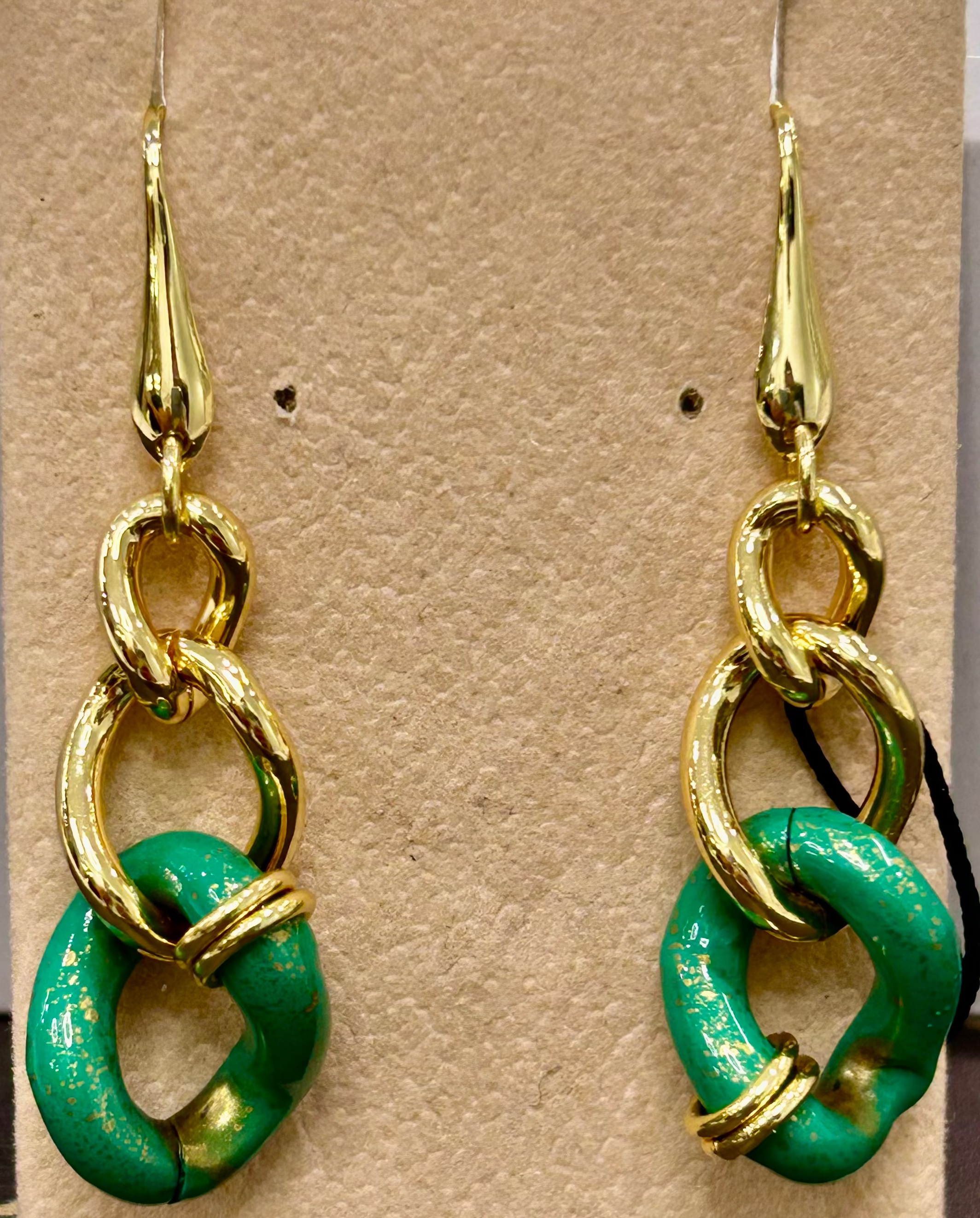 Orecchini a catena con smalto verde brand 1AR