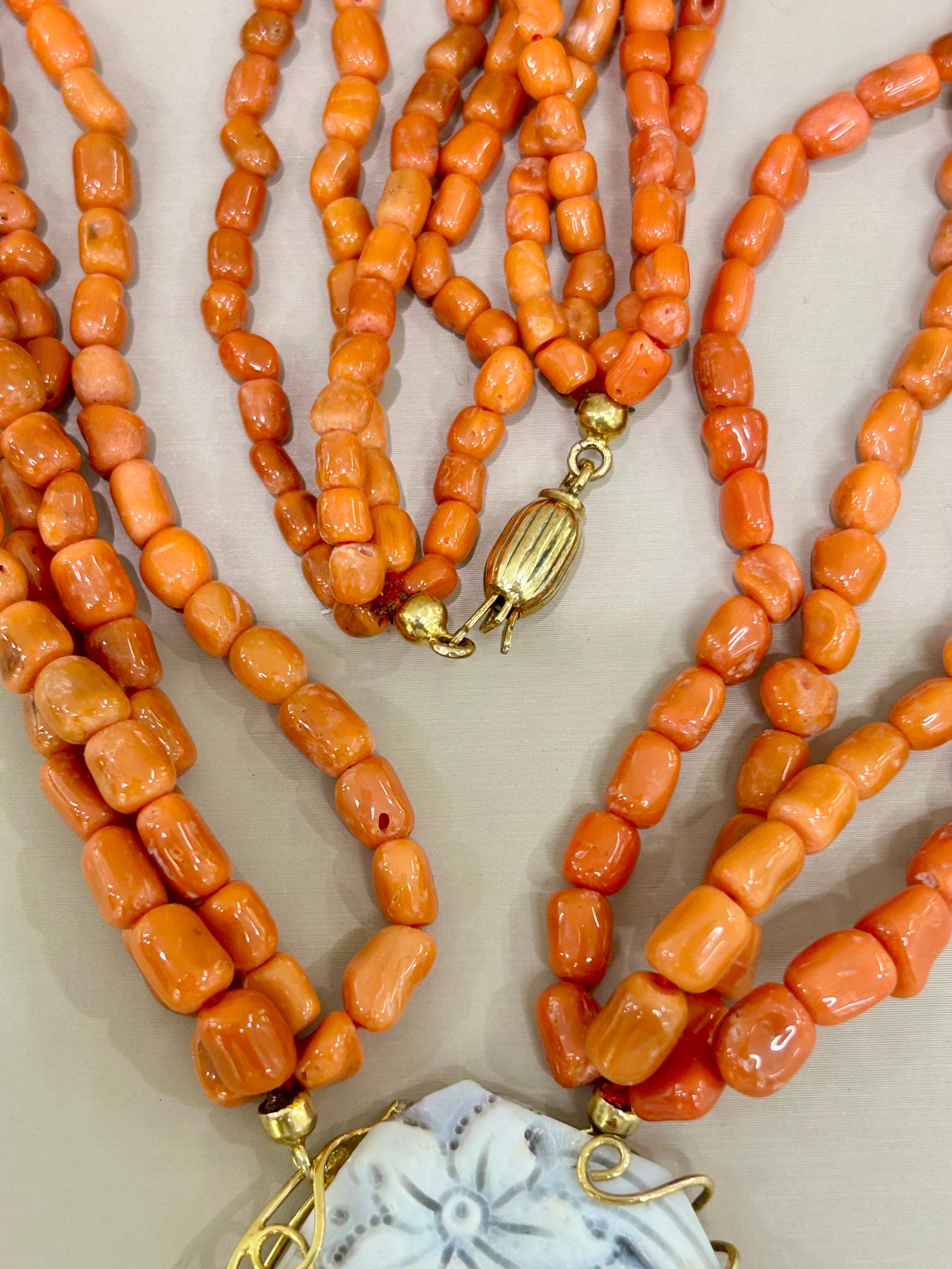 Collana corallo autentico con medaglione centrale in cameo inciso
