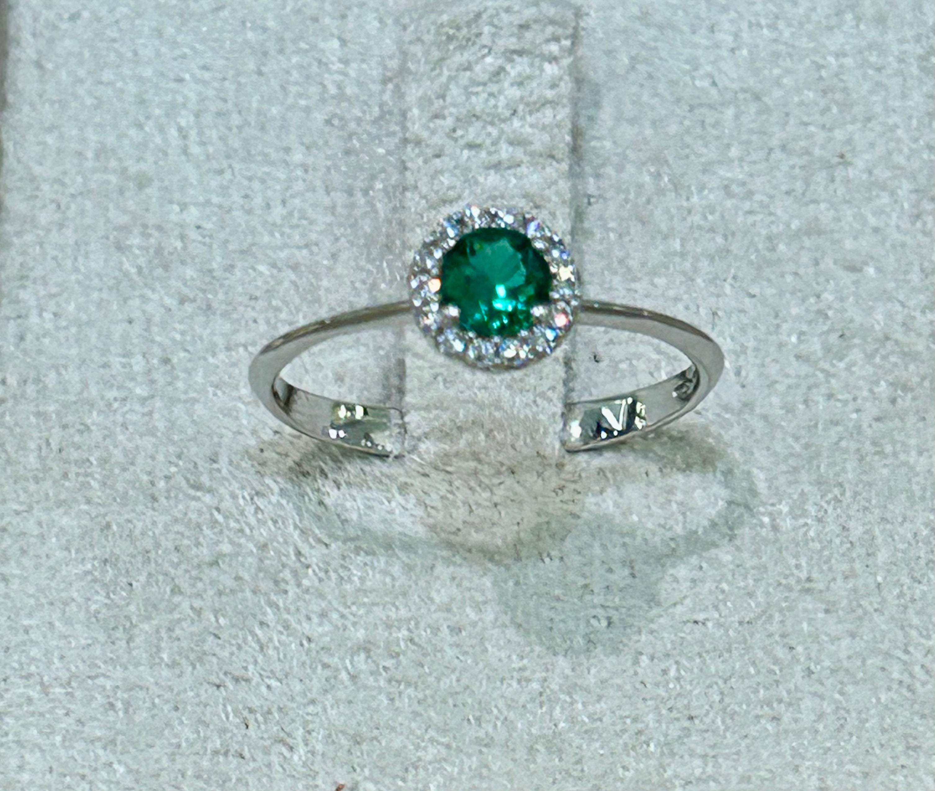 Anello in oro bianco 18kt con peridoto e zaffiri bianchi