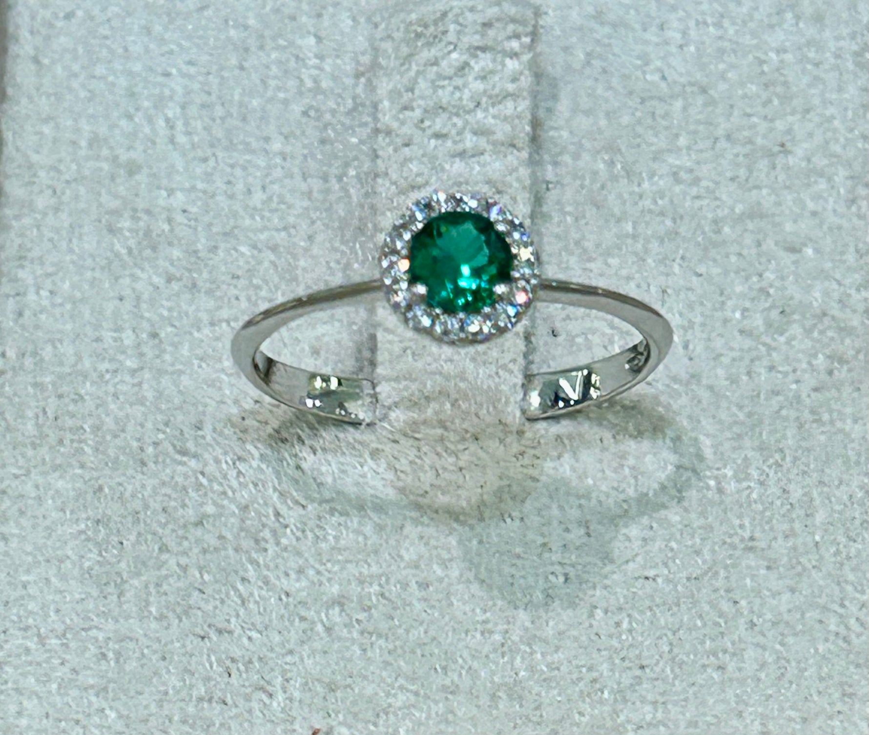 Anello in oro bianco 18kt con peridoto e zaffiri bianchi