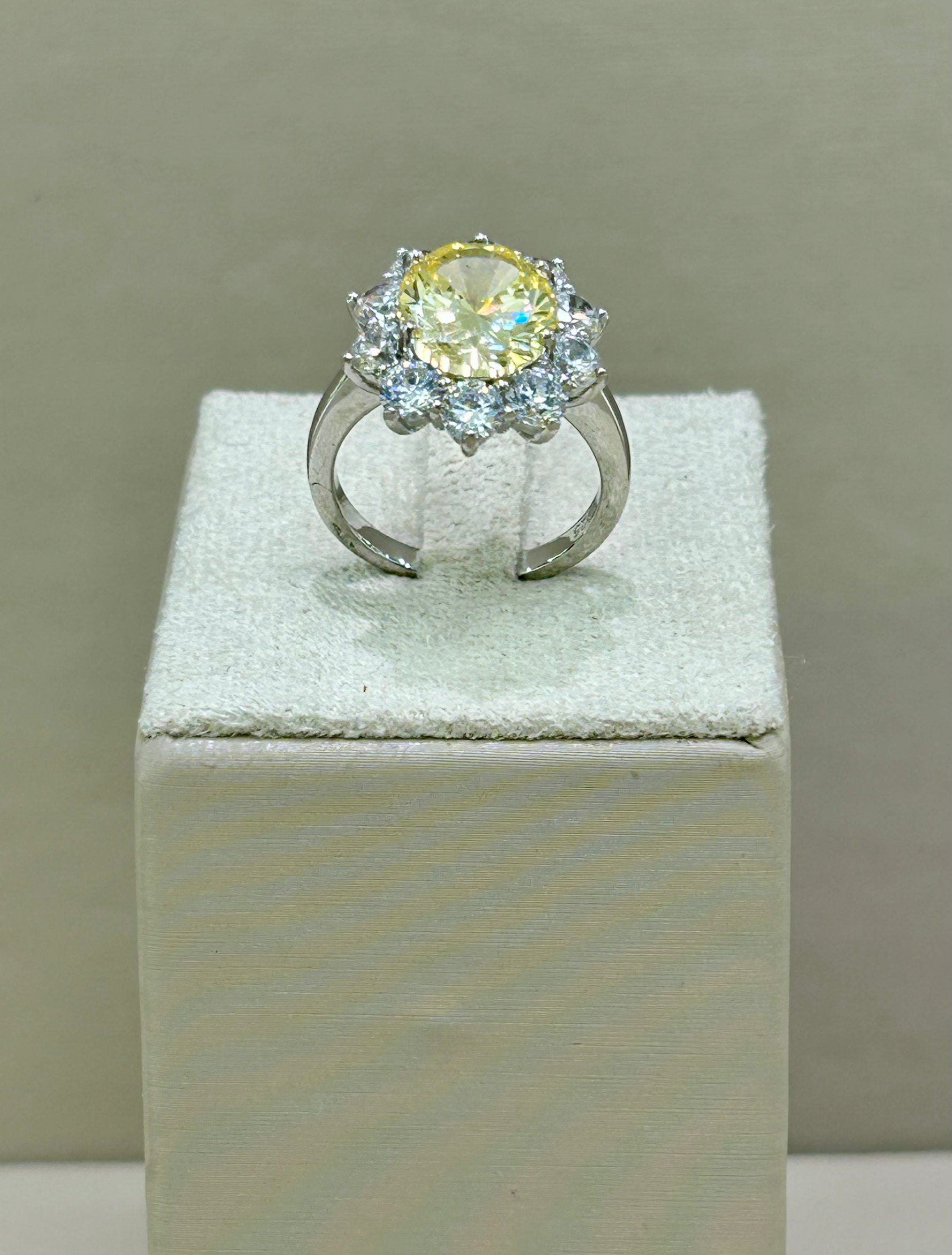 Anello in argento 925% con topazio e zaffiri bianchi