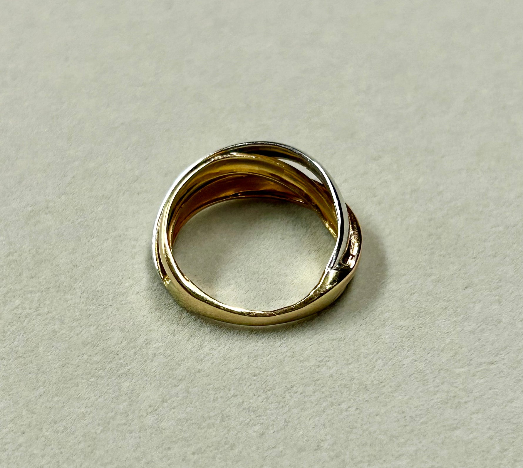 Anello in oro 18kt nei tre colori dell’oro