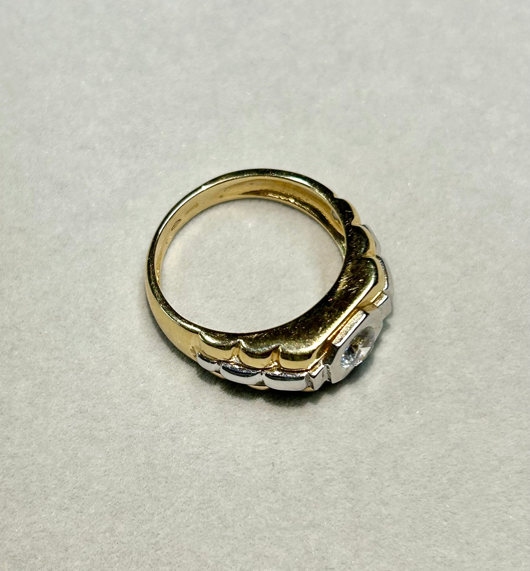 Anello uomo modello Cartier in oro 18kt bicolore con zaffiro bianco
