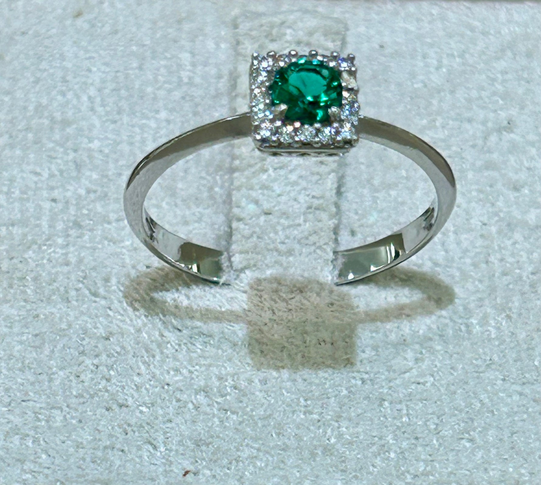 Anello in oro bianco 18kt. Con peridoto e zaffiri bianchi