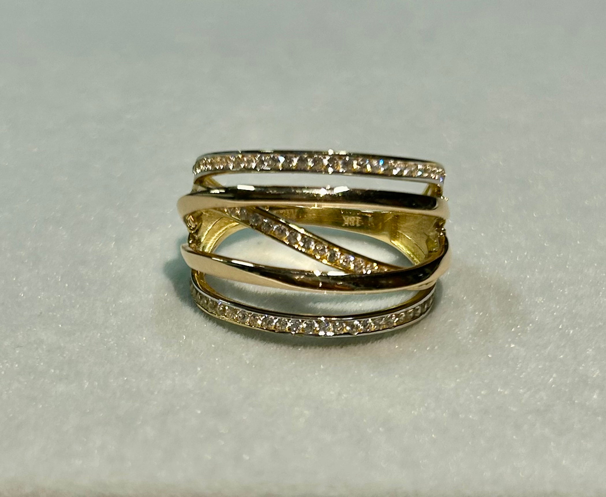 Anello/fascia in oro giallo 18kt e zaffiri bianchi