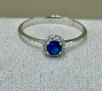 Anello in oro bianco 18kt con topazio blu e zaffiri bianchi