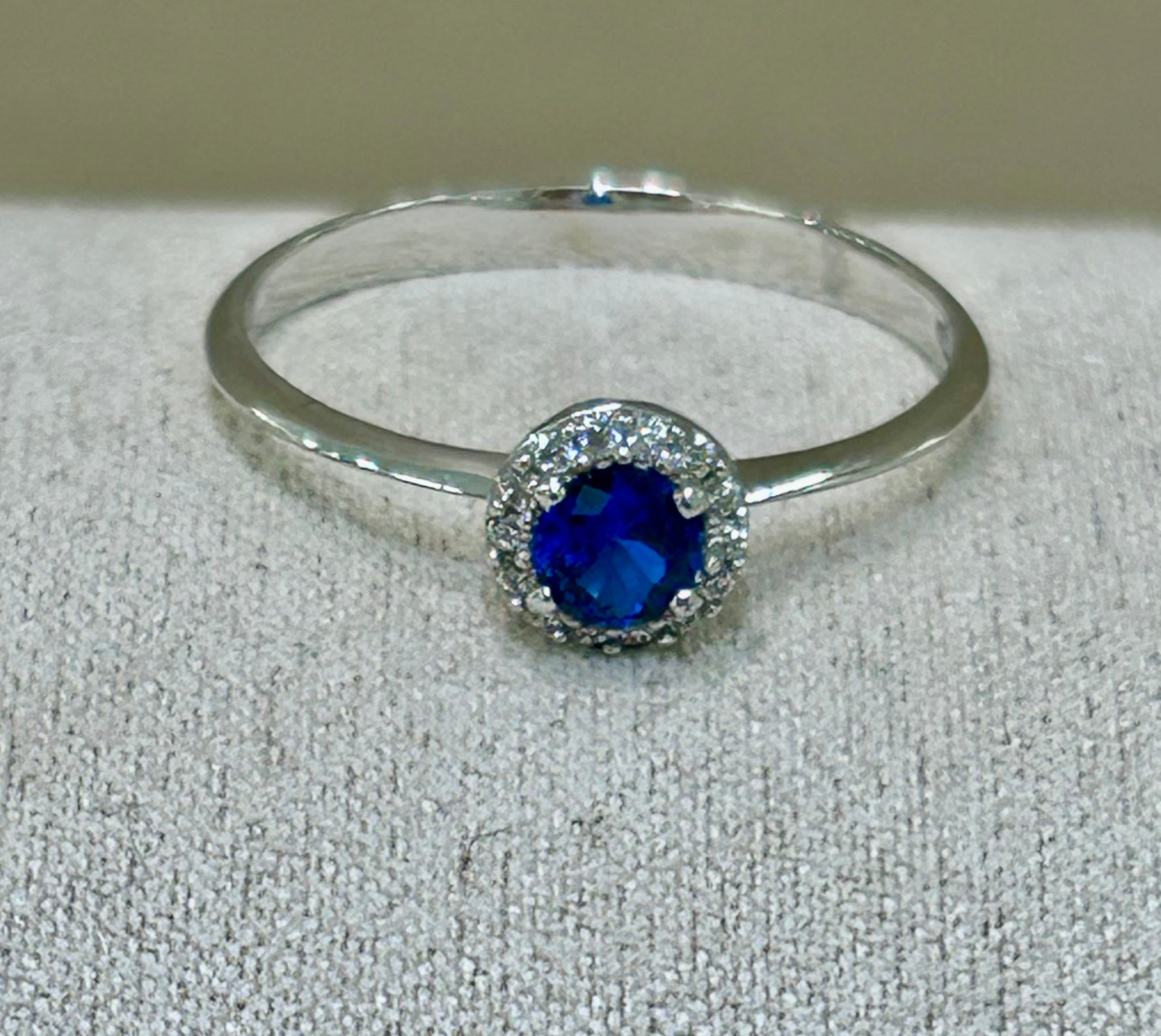 Anello in oro bianco 18kt con topazio blu e zaffiri bianchi