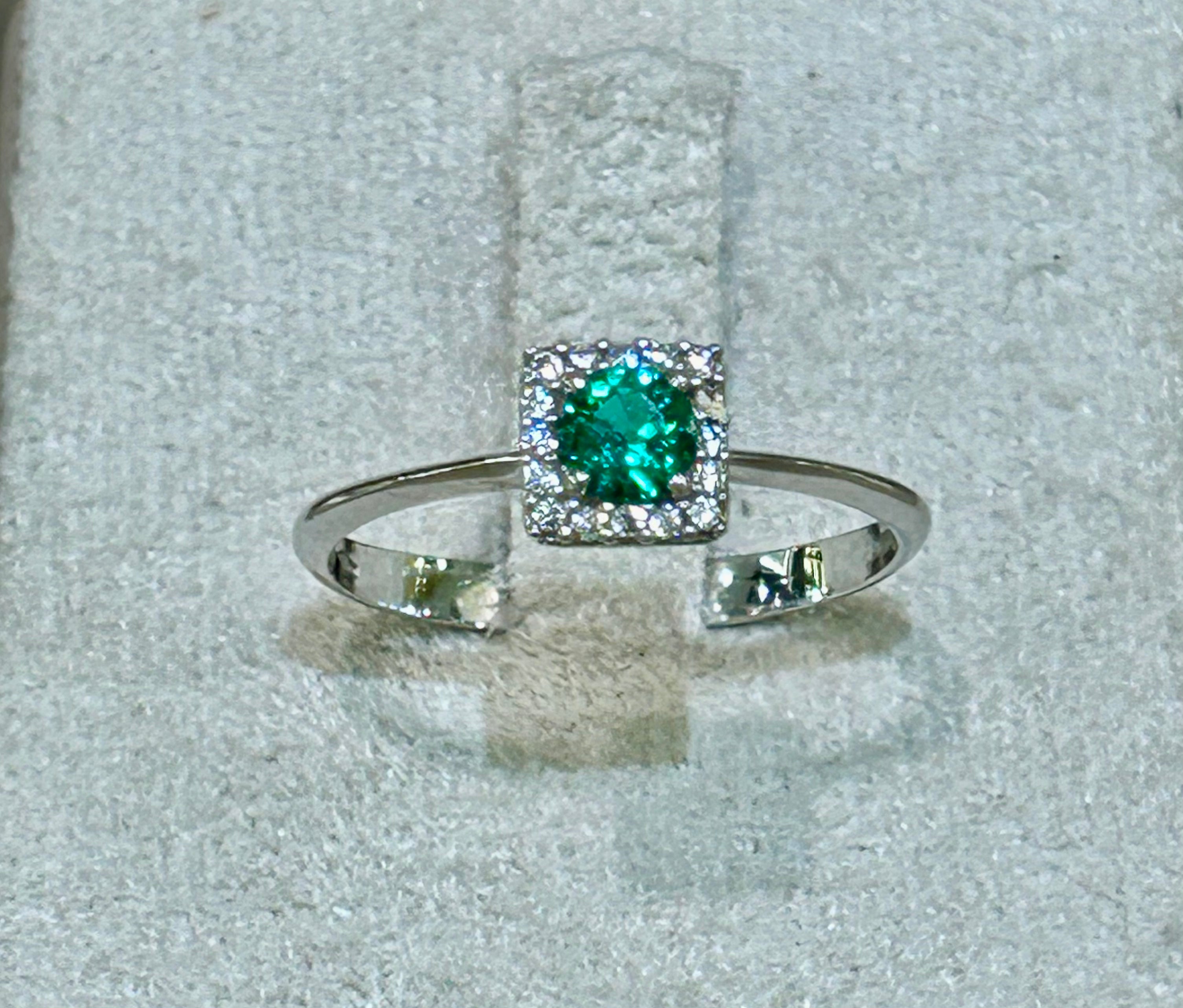 Anello in oro bianco 18kt. Con peridoto e zaffiri bianchi