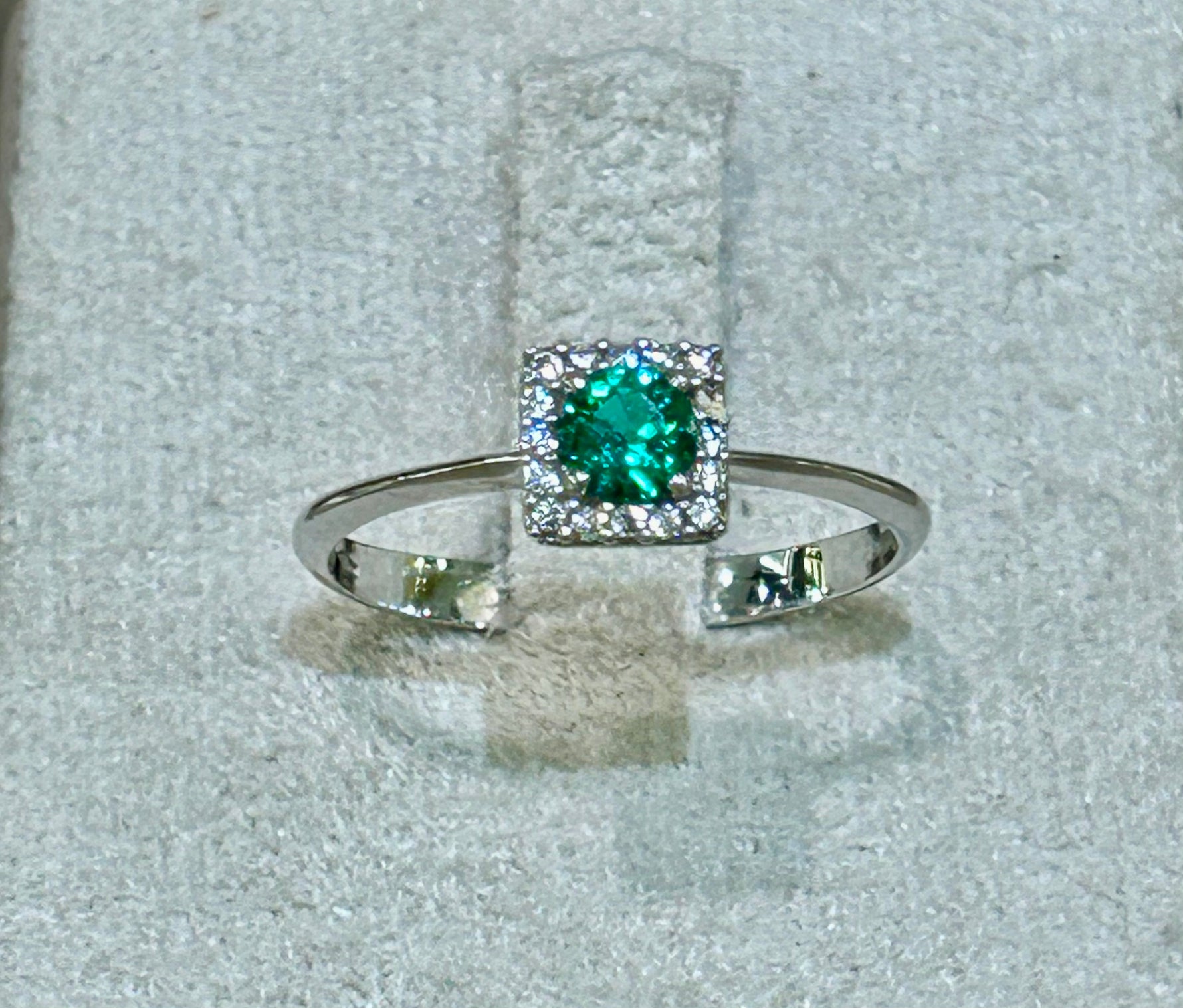 Anello in oro bianco 18kt. Con peridoto e zaffiri bianchi