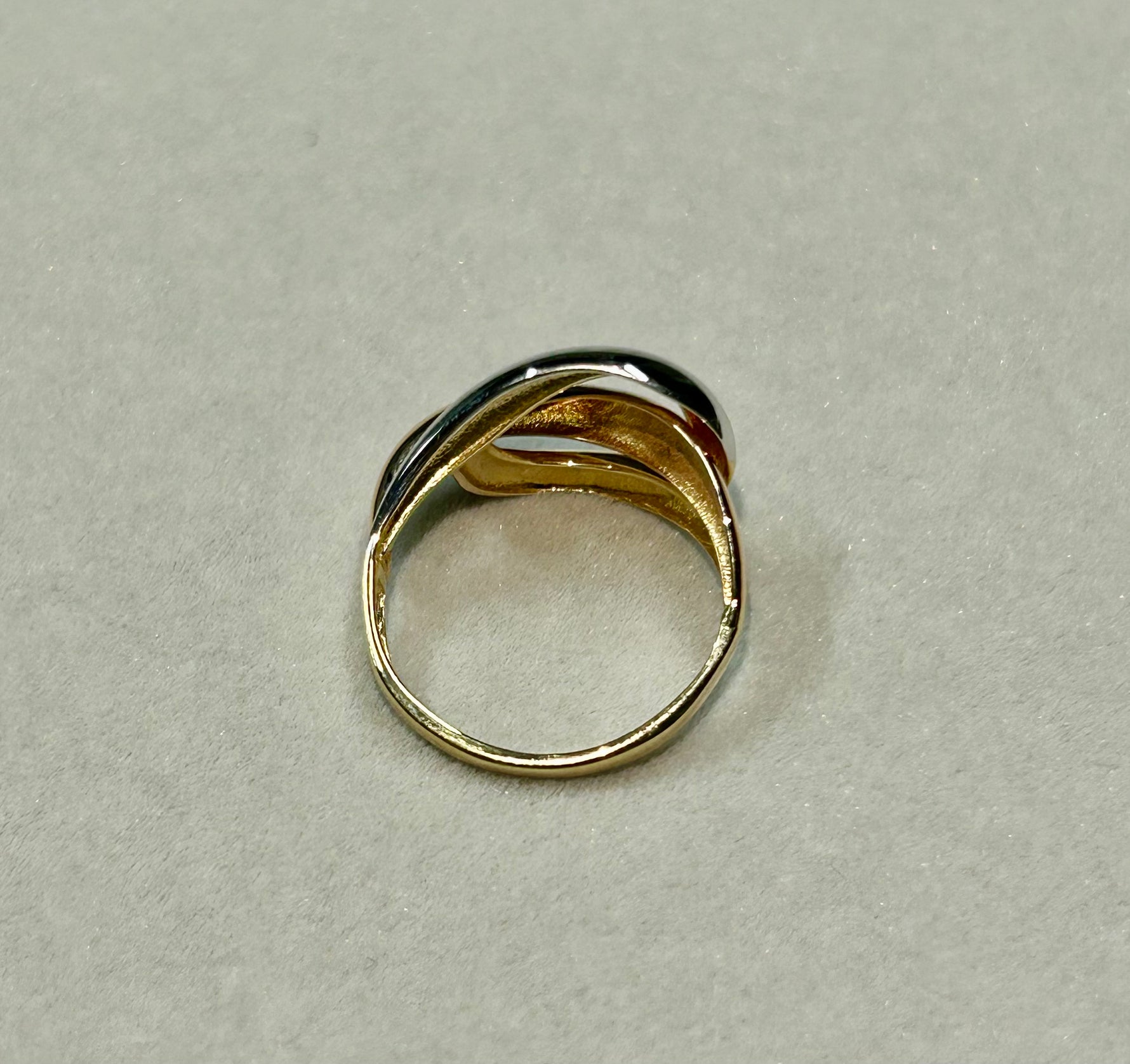 Anello in oro 18kt nei tre colori dell’oro