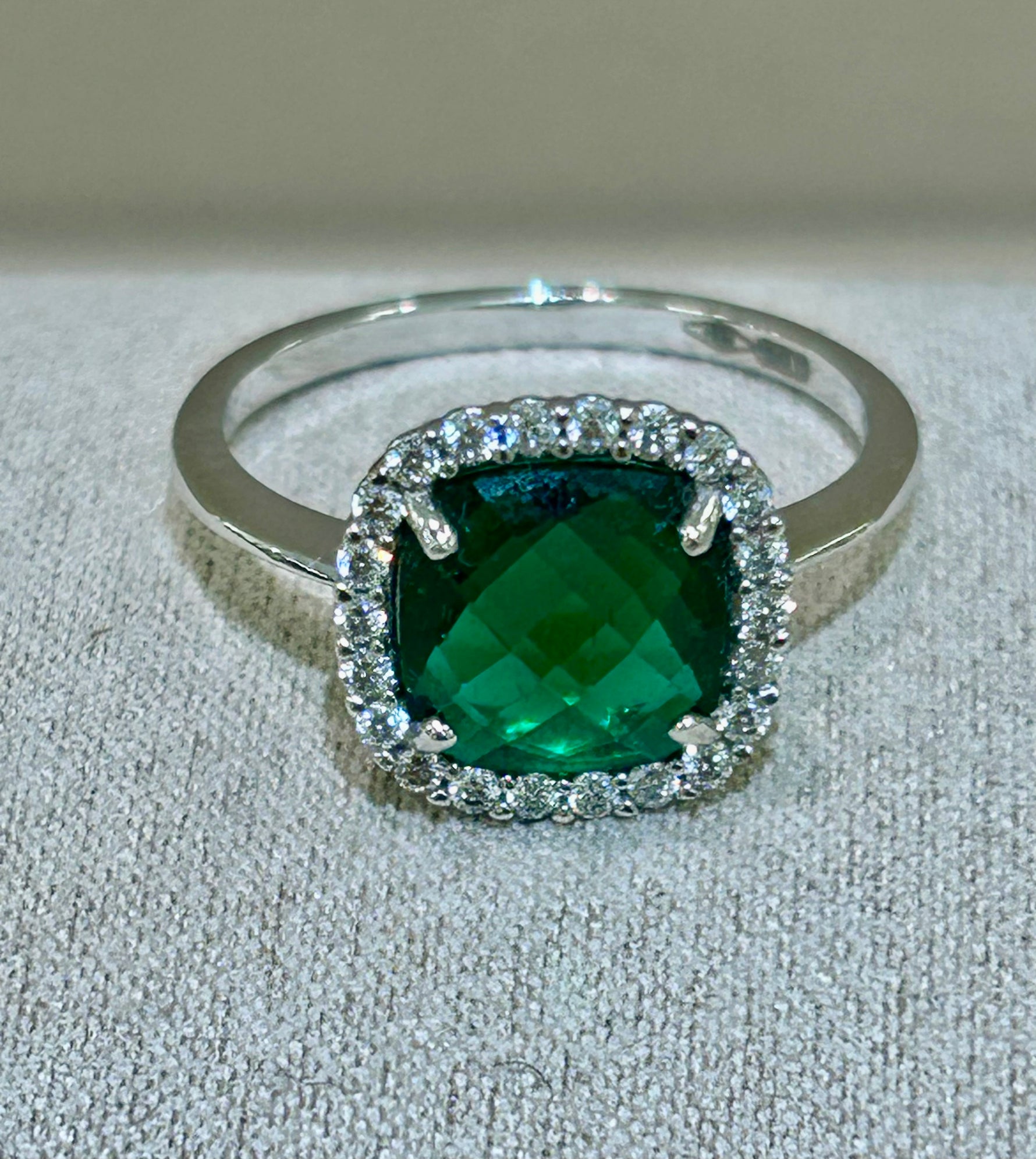 Anello in oro bianco 18kt con zaffiri bianchi e peridoto