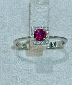 Anello in oro bianco 18kt con zaffiro rosso e zaffiri bianchi