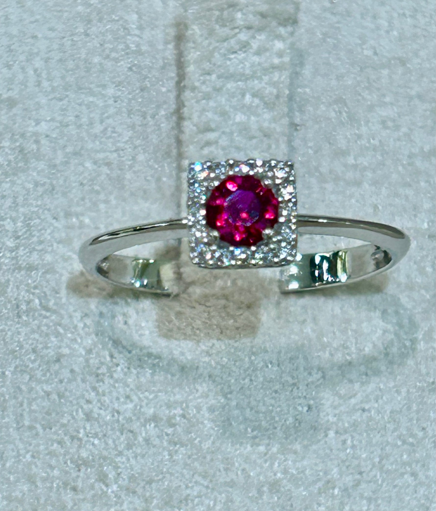 Anello in oro bianco 18kt con zaffiro rosso e zaffiri bianchi