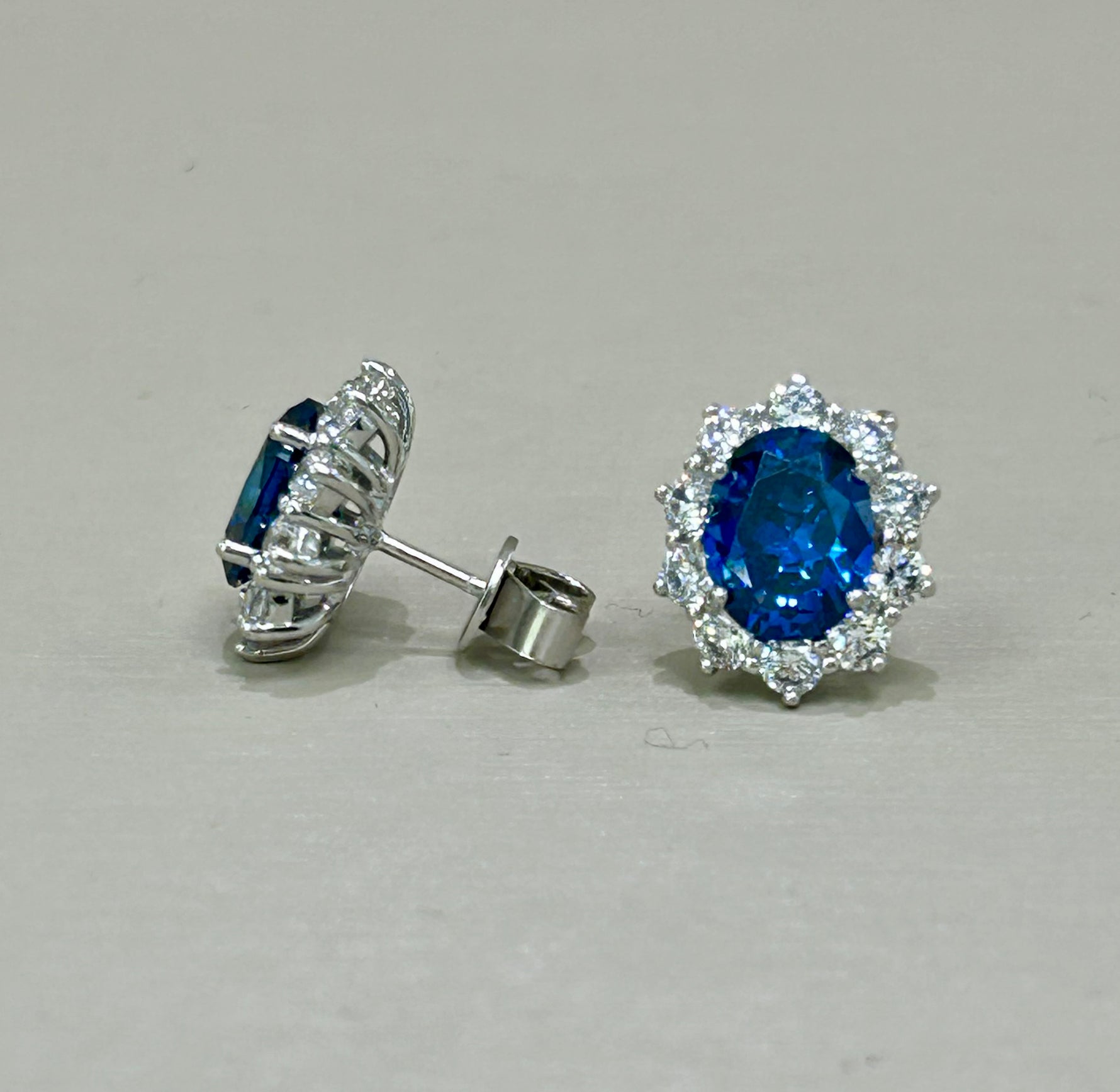 Orecchini in argento 925% con topazio blu e zaffiri bianchi