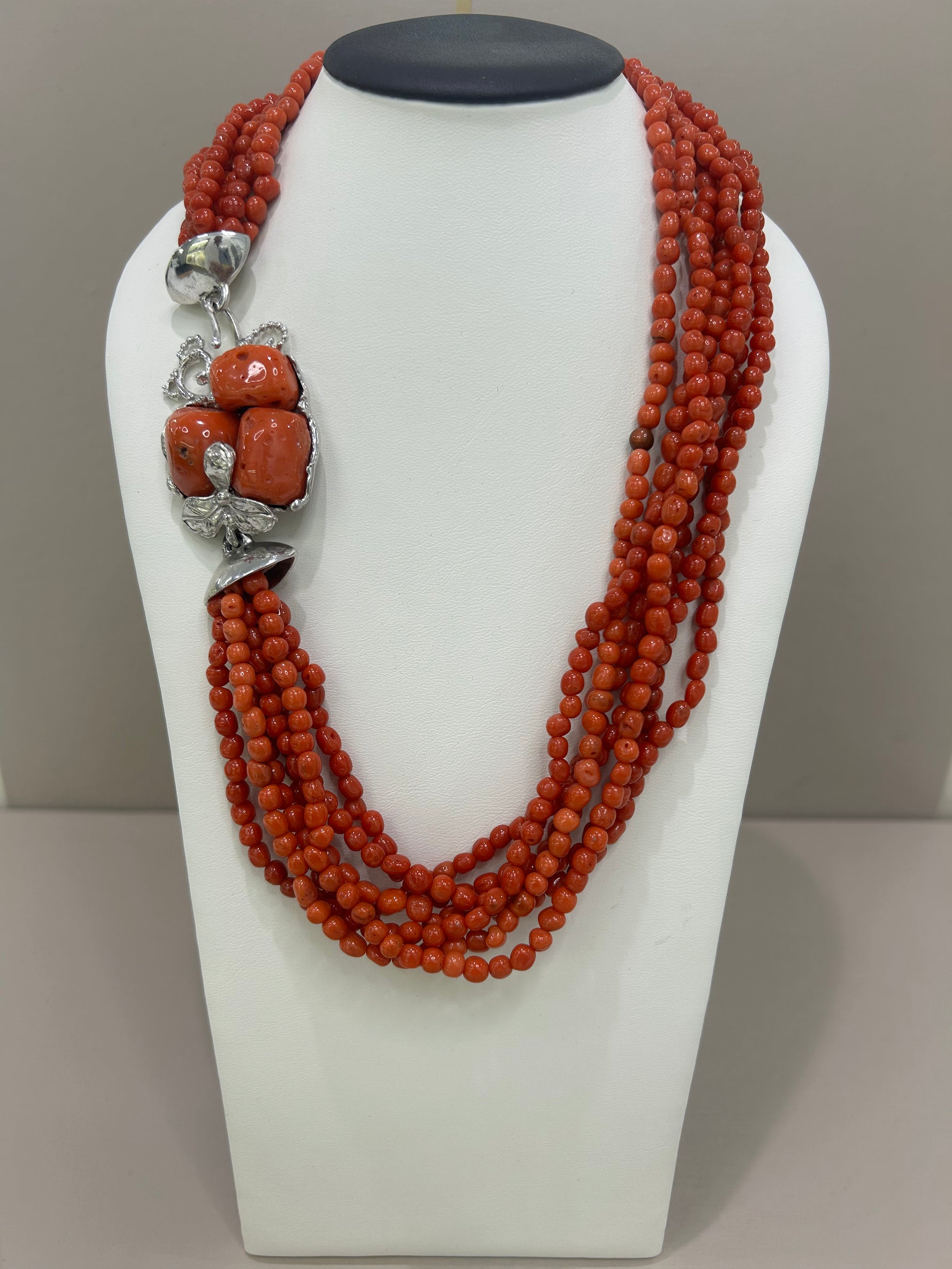 Collana torchon in corallo 7 fili e chiusura realizzata a mano in argento 925%