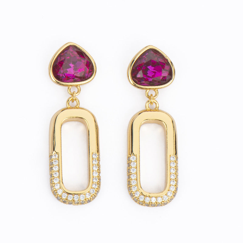 Orecchini con top in cristallo dal taglio trilliant fucsia e pendente in brass dorato con pavè di zirconi clear