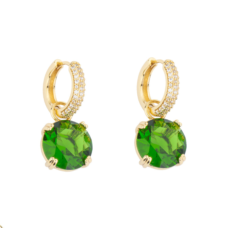 Orecchini a creola in brass dorato in pavè di zirconi clear e cristallo a taglio tondo pendente deep green