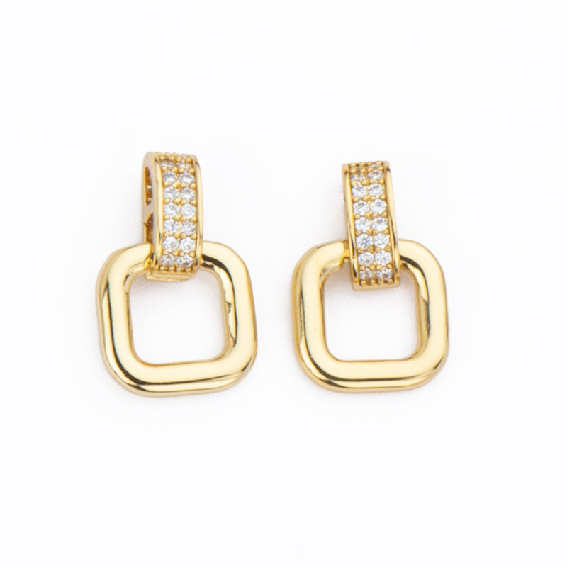 Orecchini top a barretta bombata in pavé di zirconi clear con pendente a forma quadrata in brass
liscio e dorato