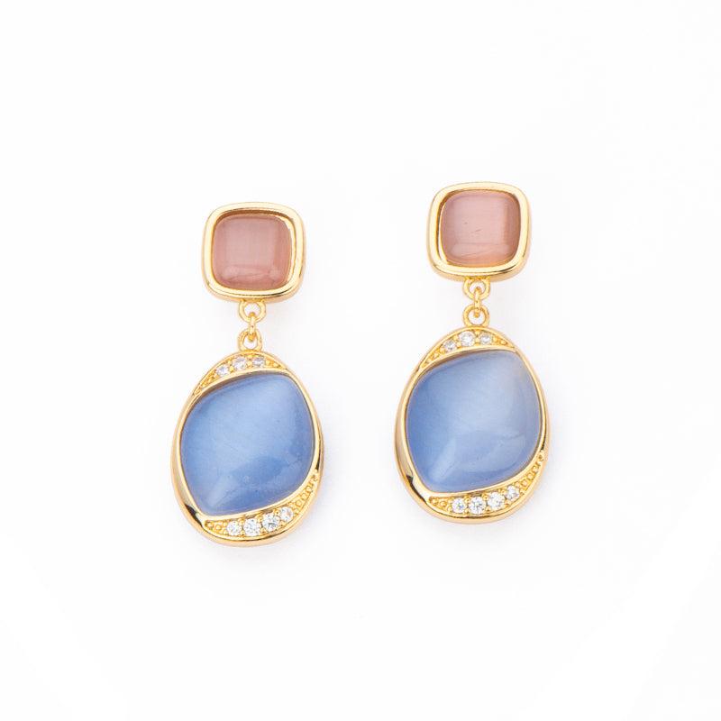 Orecchini top in brass dorato carrè con cat eye cipria e pendente con intarsio obliquo blu ceruleo con inserti di zirconi clear
