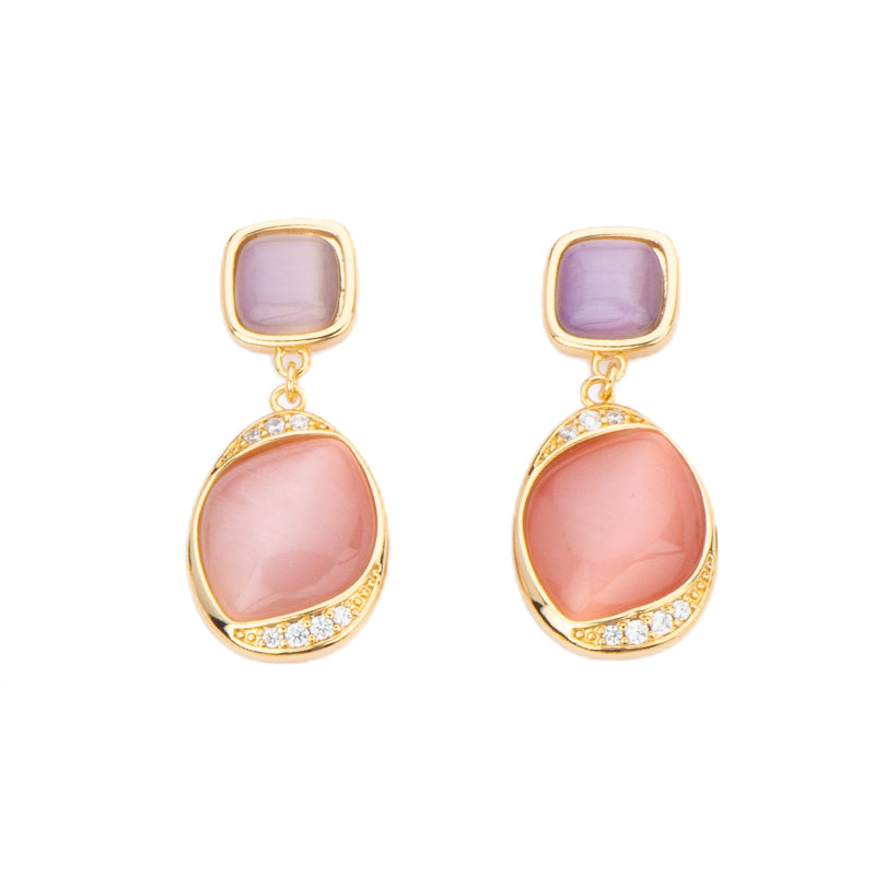 Orecchini top in brass dorato carrè con cat eye tanzanite e pendente con intarsio obliquo rosa con inserti di zirconi clear