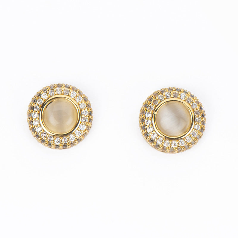Orecchini a bottone in brass dorato con cat eye avorio e pavè di zirconi clear