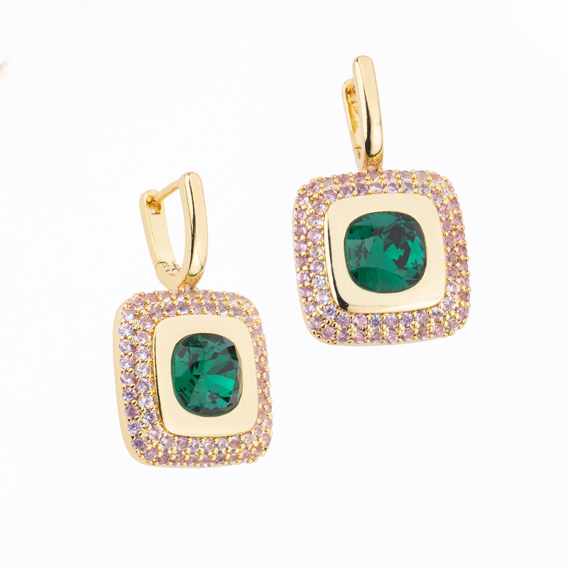 Orecchini creola in brass dorato e pendente carrè con centrale in cristallo smeraldo e pavè di zirconi rodolite