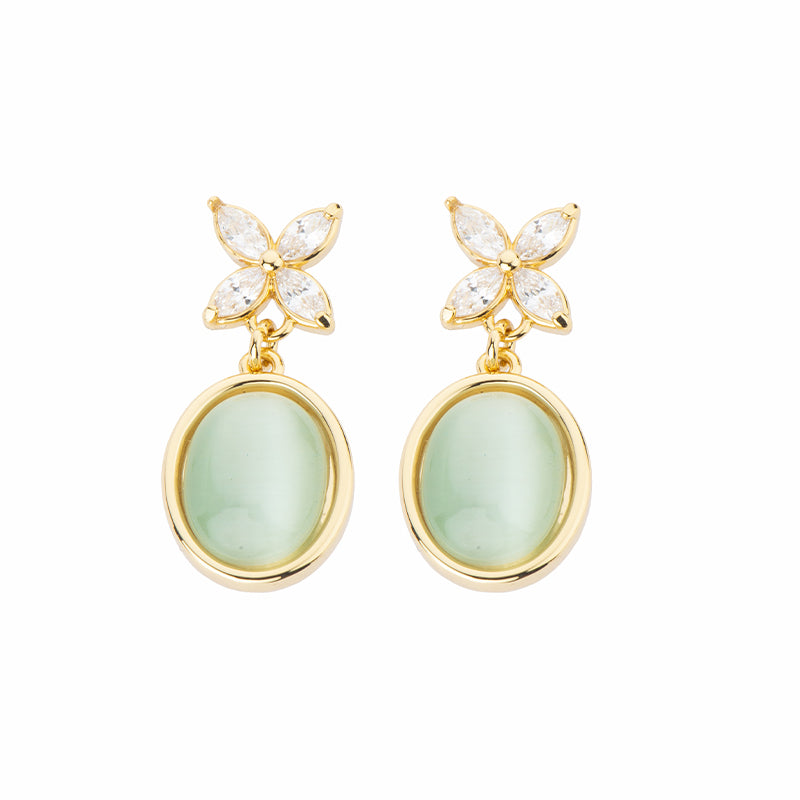 Orecchini top in brass dorato a fiore con zirconi navette clear e pendente ovale in cat eye verde mela