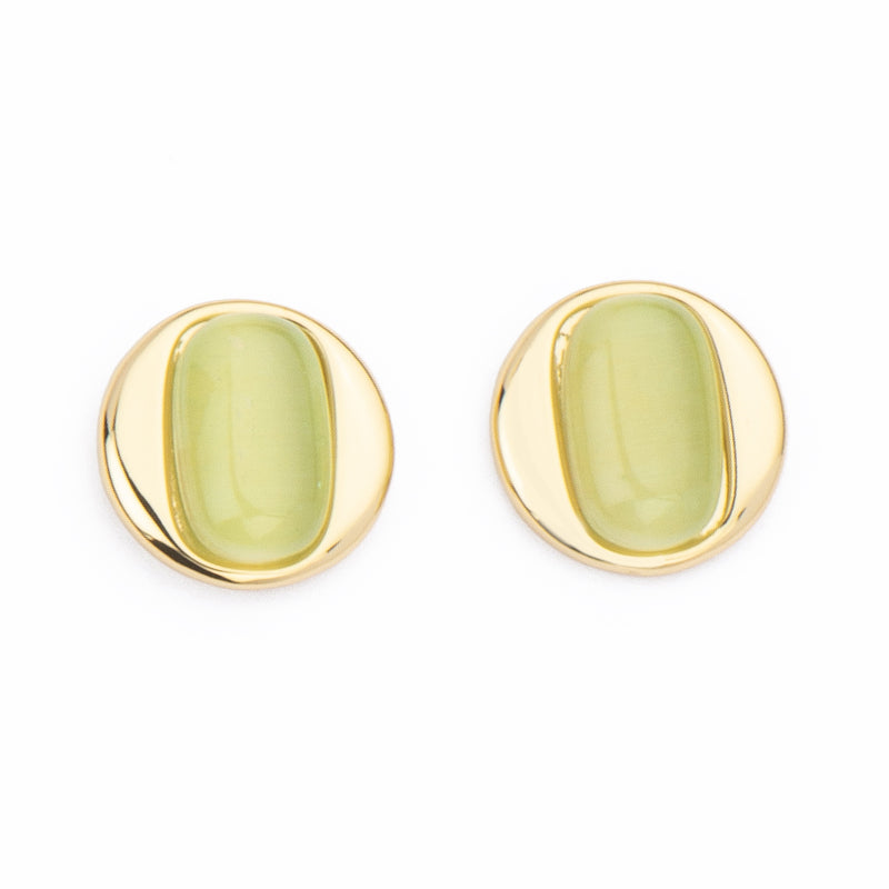 Orecchini top rotondo in brass dorato con cat eye verde prato dal taglio rettangolare