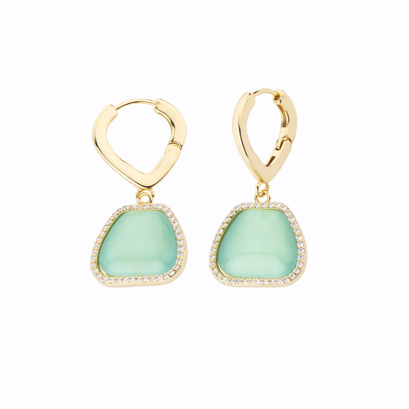 Orecchini creola apribile a V in brass dorato con pendente in cat eye verde acqua a forma di trapezio e frame di zirconi clear