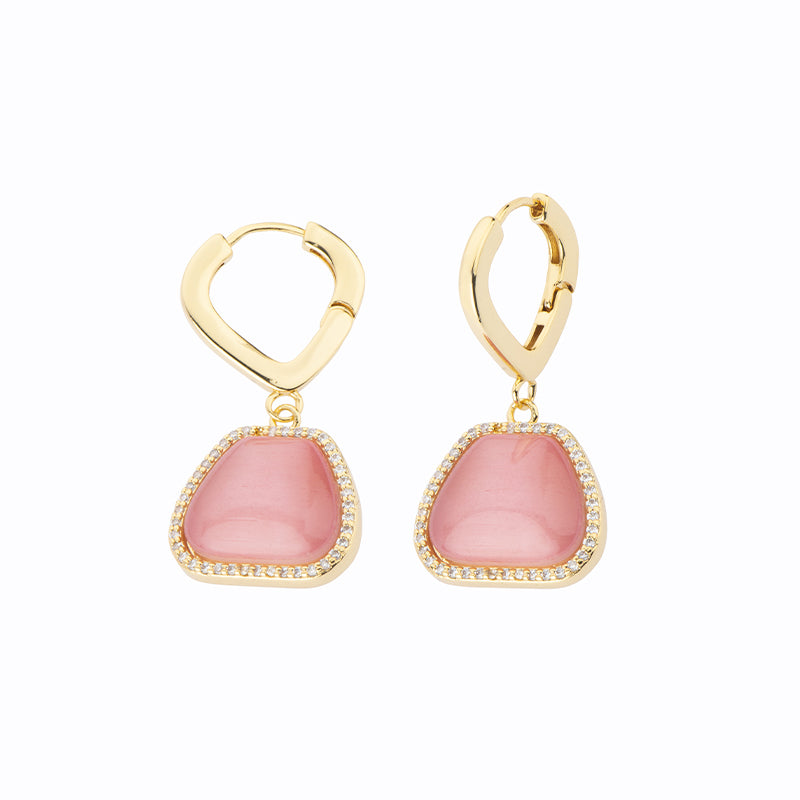 Orecchini creola apribile a V in brass dorato con pendente in cat eye rosa a forma di trapezio e frame di zirconi clear