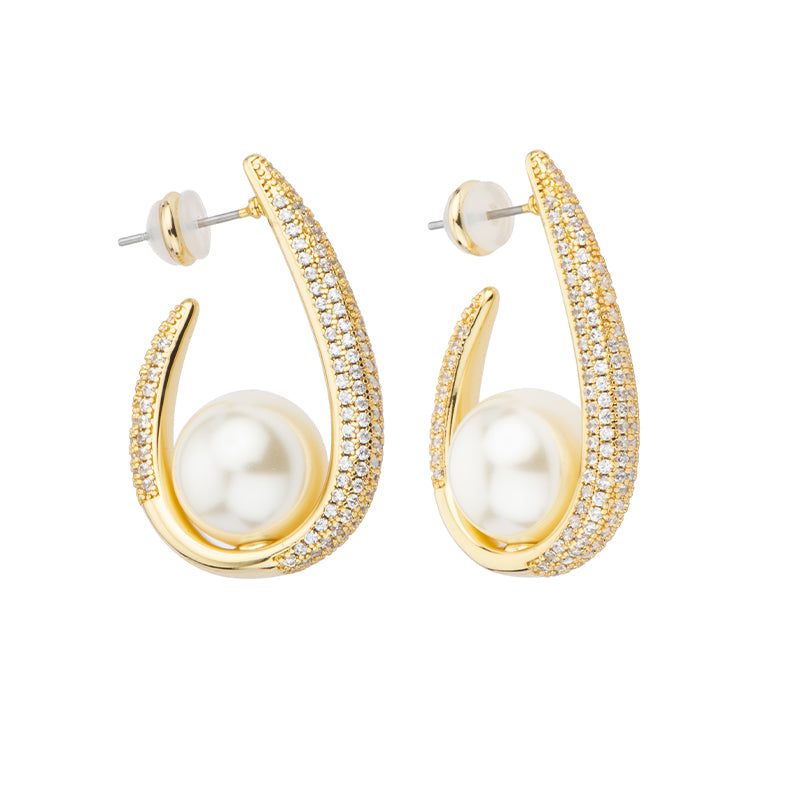 Orecchini brass dorato a forma di gancetto in pavé di zirconi clear e perla di vetro da 12 mm