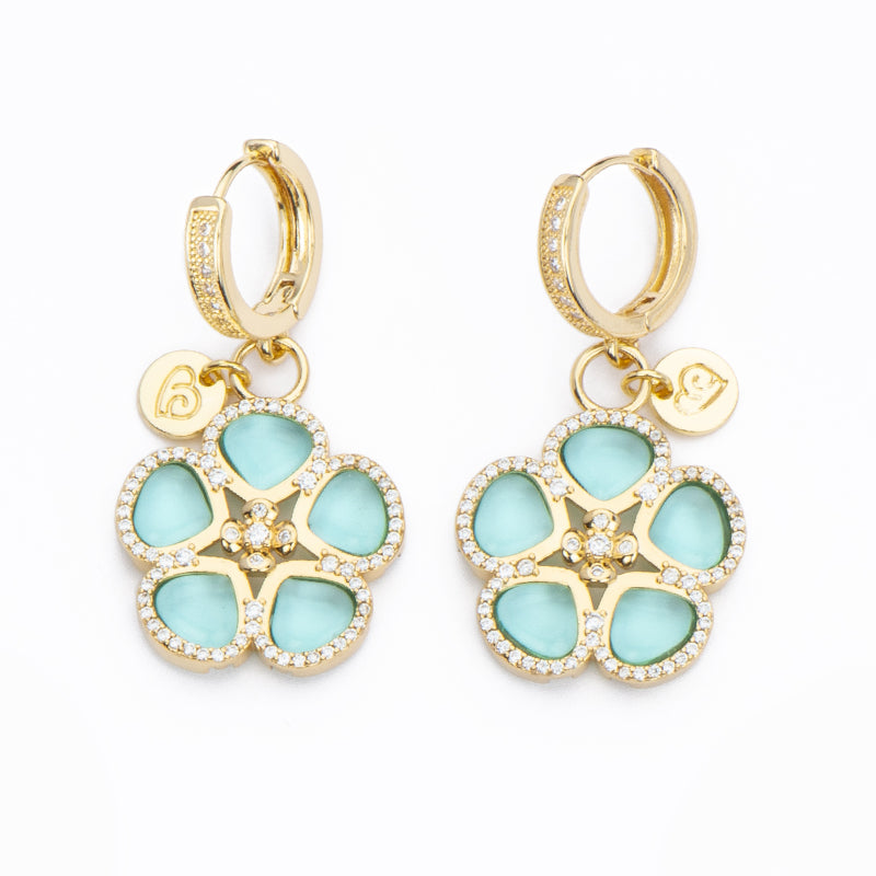 Orecchini a creola in brass dorato e pavè di zirconi clear con pendente a fiore in cristallo verde acqua