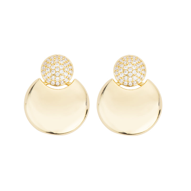 Orecchini top rotondo in pavé di zirconi clear con pendente a mezzaluna in brass liscio e dorato