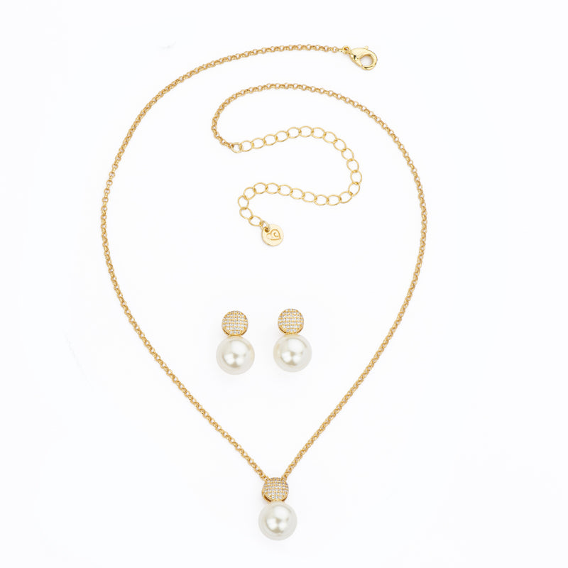 Set girocollo e orecchini in brass tondo dorato e pavé di zirconi clear con perla di vetro da
12 mm