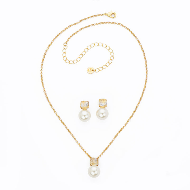 Set girocollo e orecchini in brass quadrato dorato e pavé di zirconi clear con perla di vetro da
12 mm