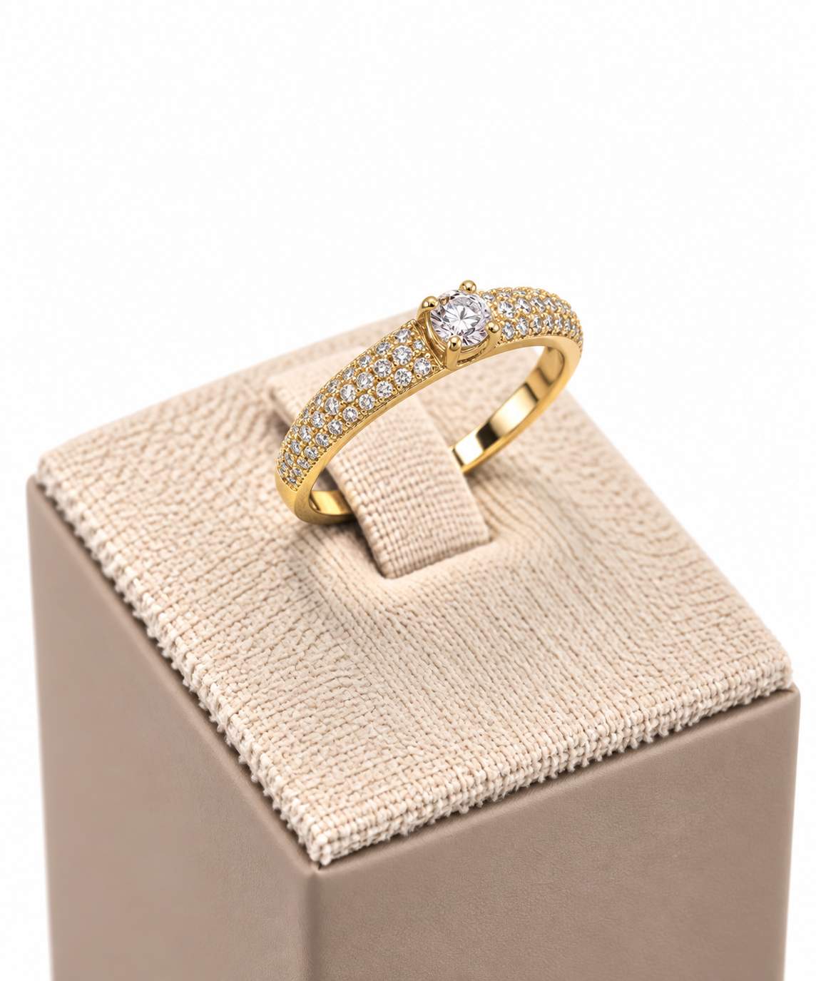 Anello Solitario in Oro Giallo 18 kt con Pavé di Zaffiri Bianchi
