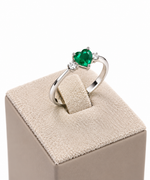Anello in Oro Bianco 18 kt con Zaffiro Blu a Cuore e Zaffiri Bianchi