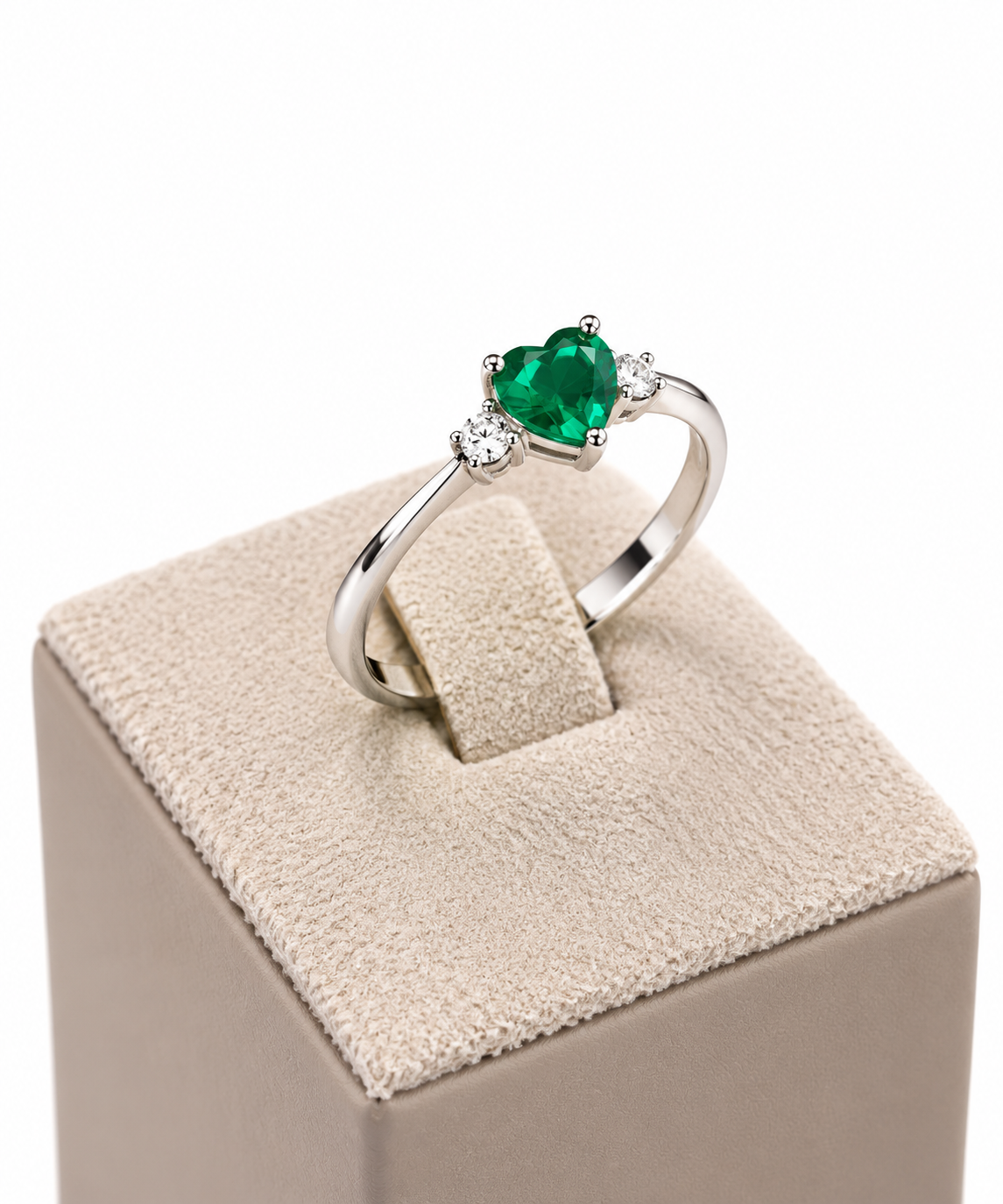 Anello in Oro Bianco 18 kt con Zaffiro Blu a Cuore e Zaffiri Bianchi