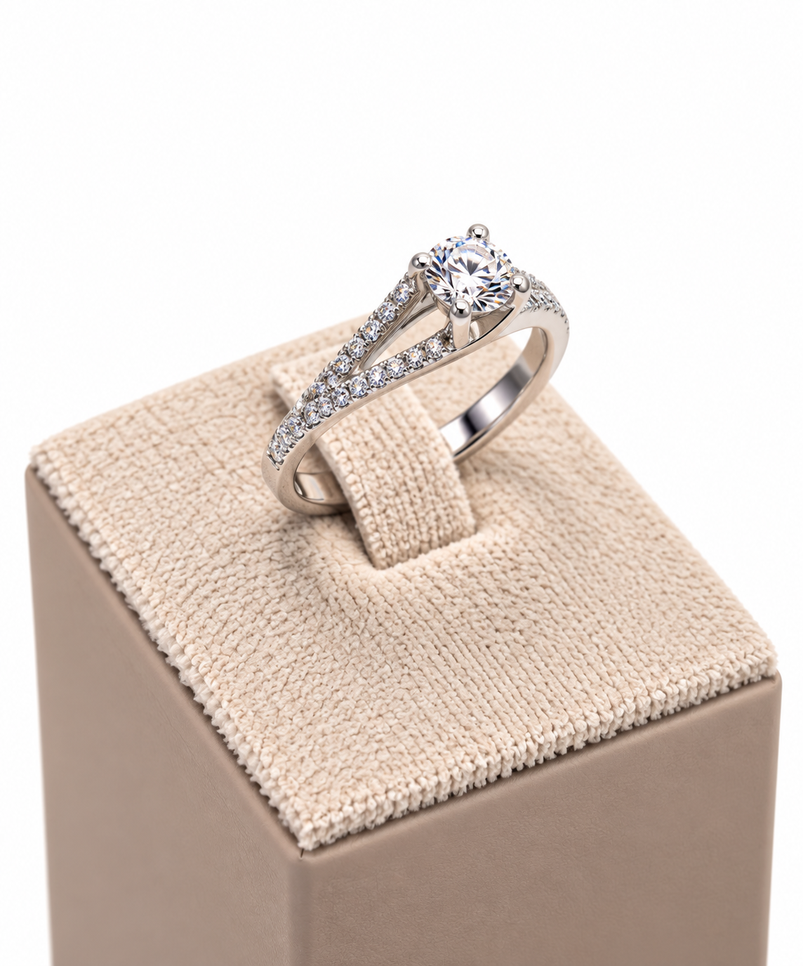 Anello Solitario in Oro Bianco 18 kt con Zaffiri Bianchi