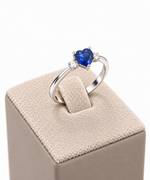Anello in Oro Bianco 18 kt con Zaffiro Blu a Cuore e Zaffiri Bianchi