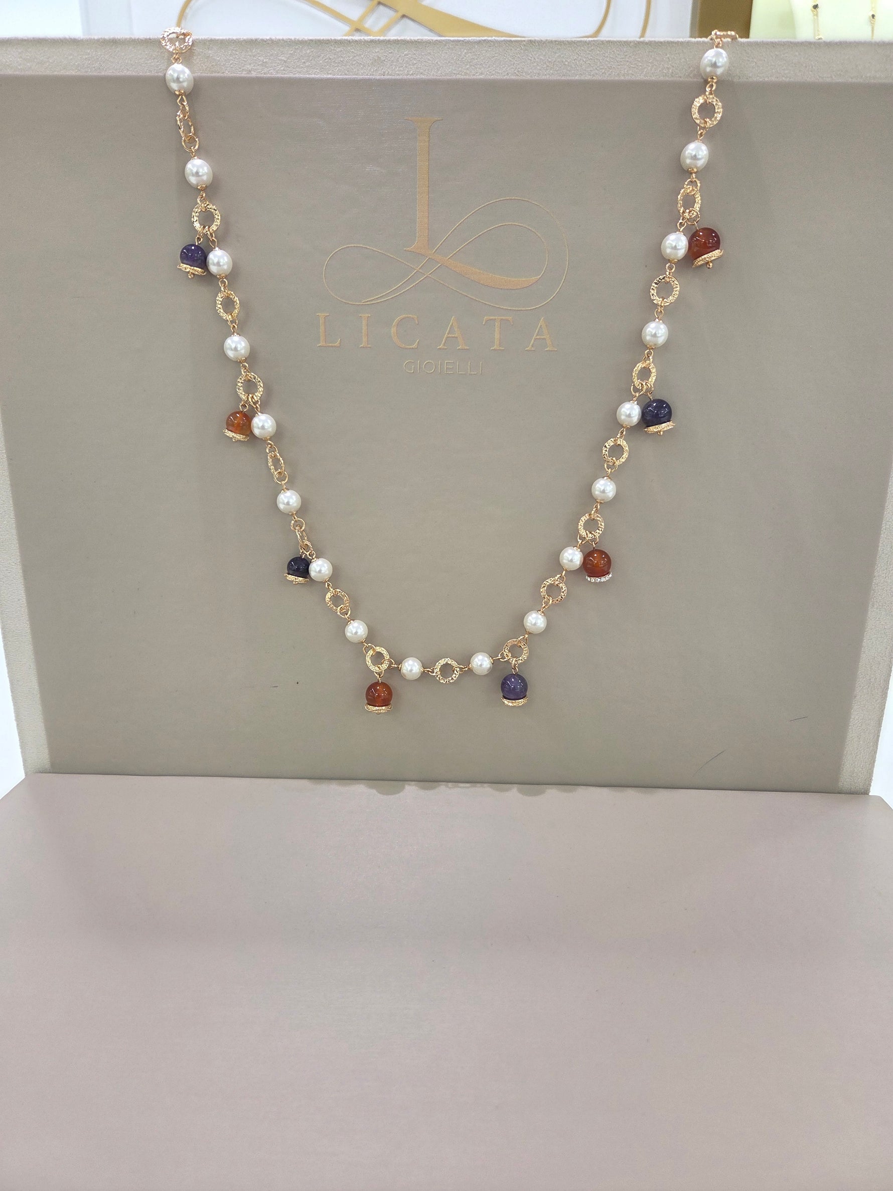 COLLANA  CHANEL,CAMPANELLE CON CORNIOLA E AMETISTA, SFERE DI PERLA DIAMETRO  10