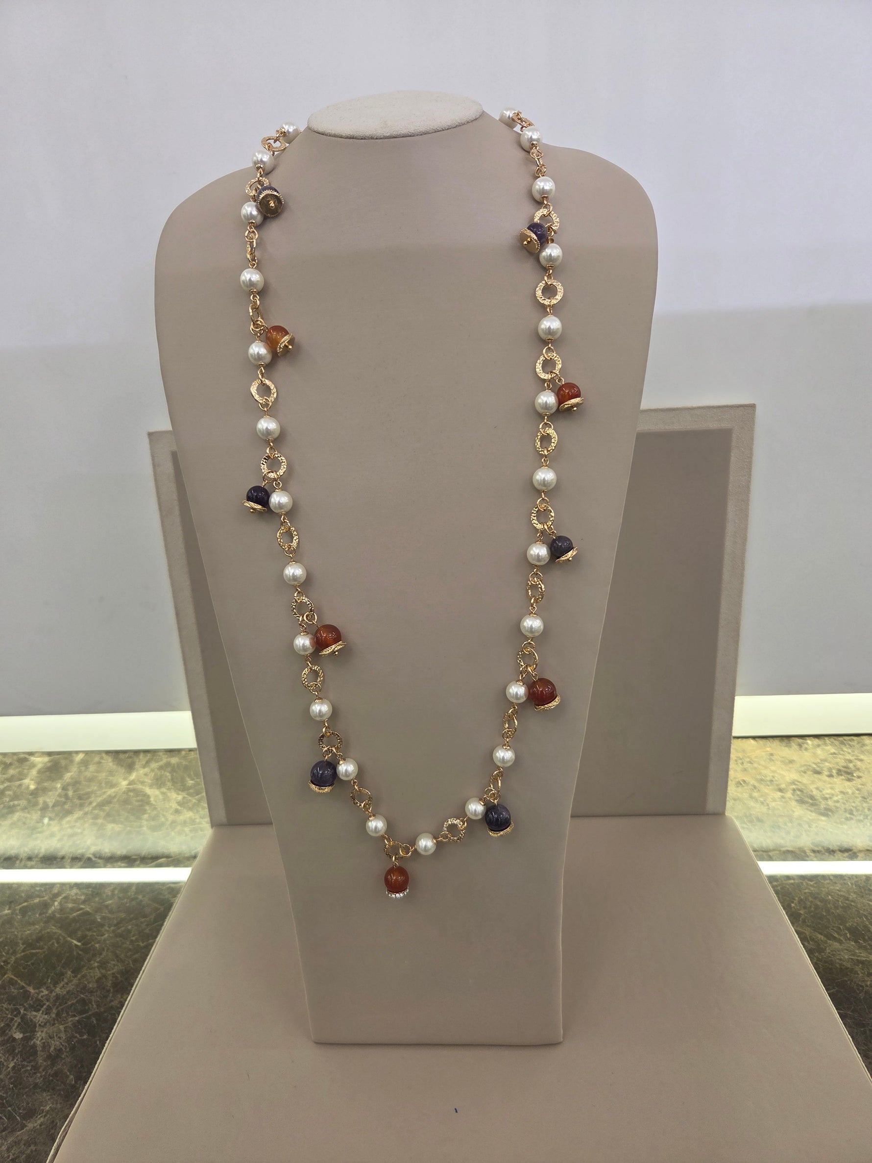 COLLANA  CHANEL,CAMPANELLE CON CORNIOLA E AMETISTA, SFERE DI PERLA DIAMETRO  10