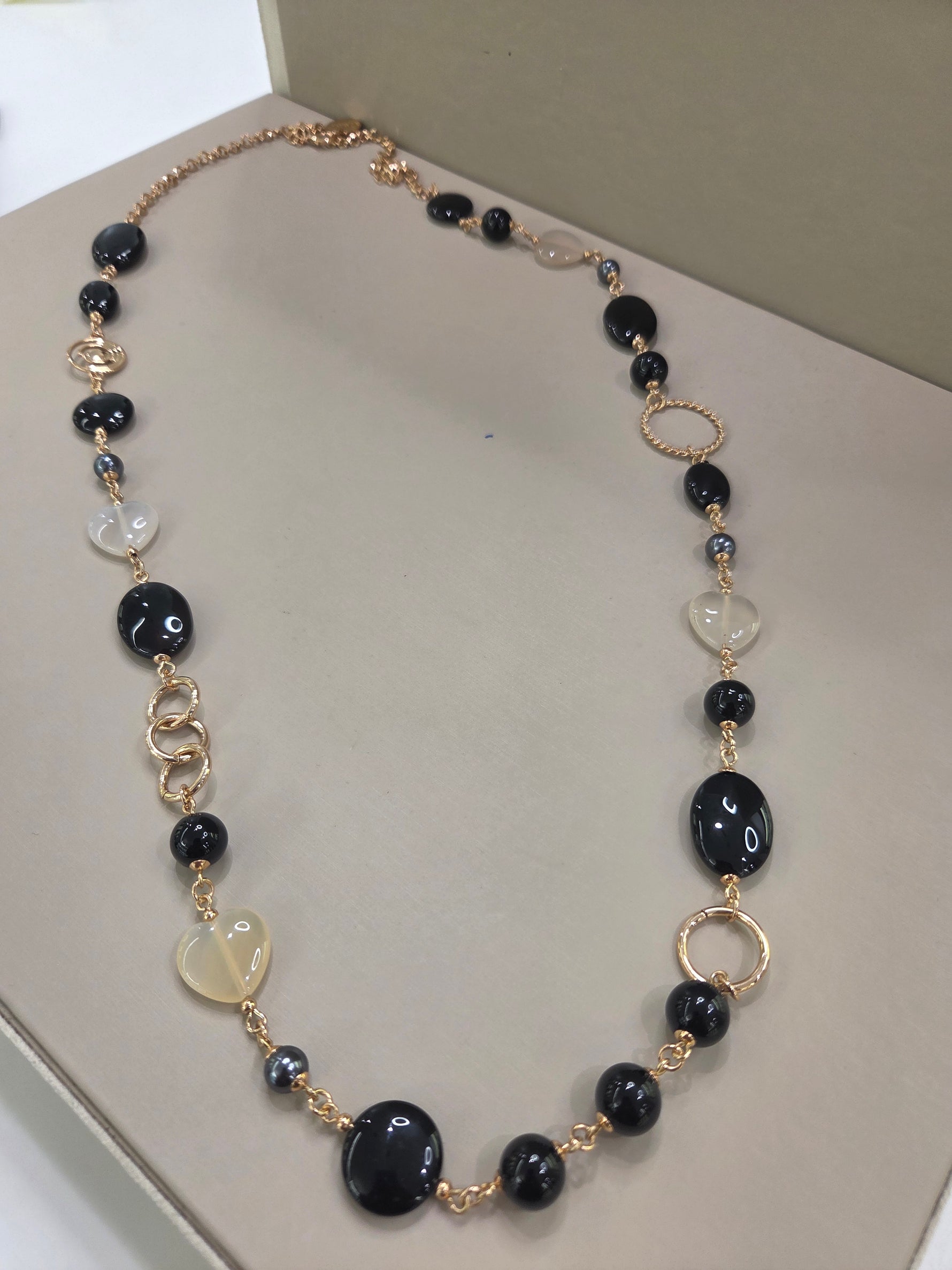 COLLANA  CHANEL, ONICE NERO/AGATA BIANCA